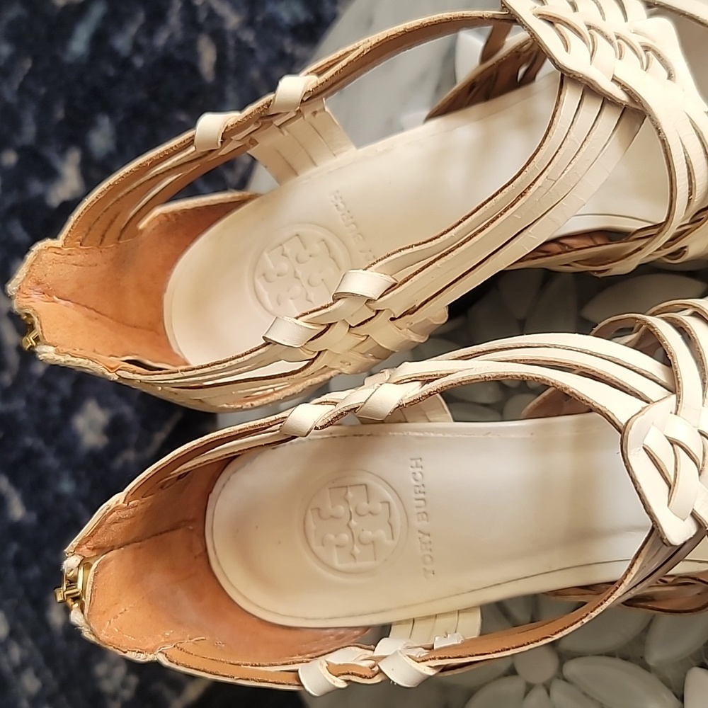 Tory Burch Wedges Shoe S 10 slightly off-white back zipper w/gold tone Logo - Picture 5 of 9